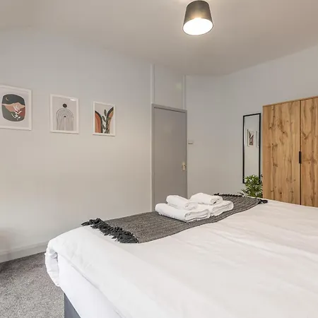 K - Contractor House With 6 Beds And Free Parking Leeds (West Yorkshire)