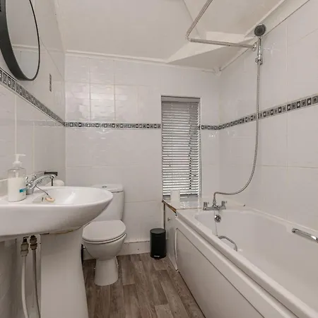 K - Contractor House With 6 Beds And Free Parking Holiday home Leeds (West Yorkshire)